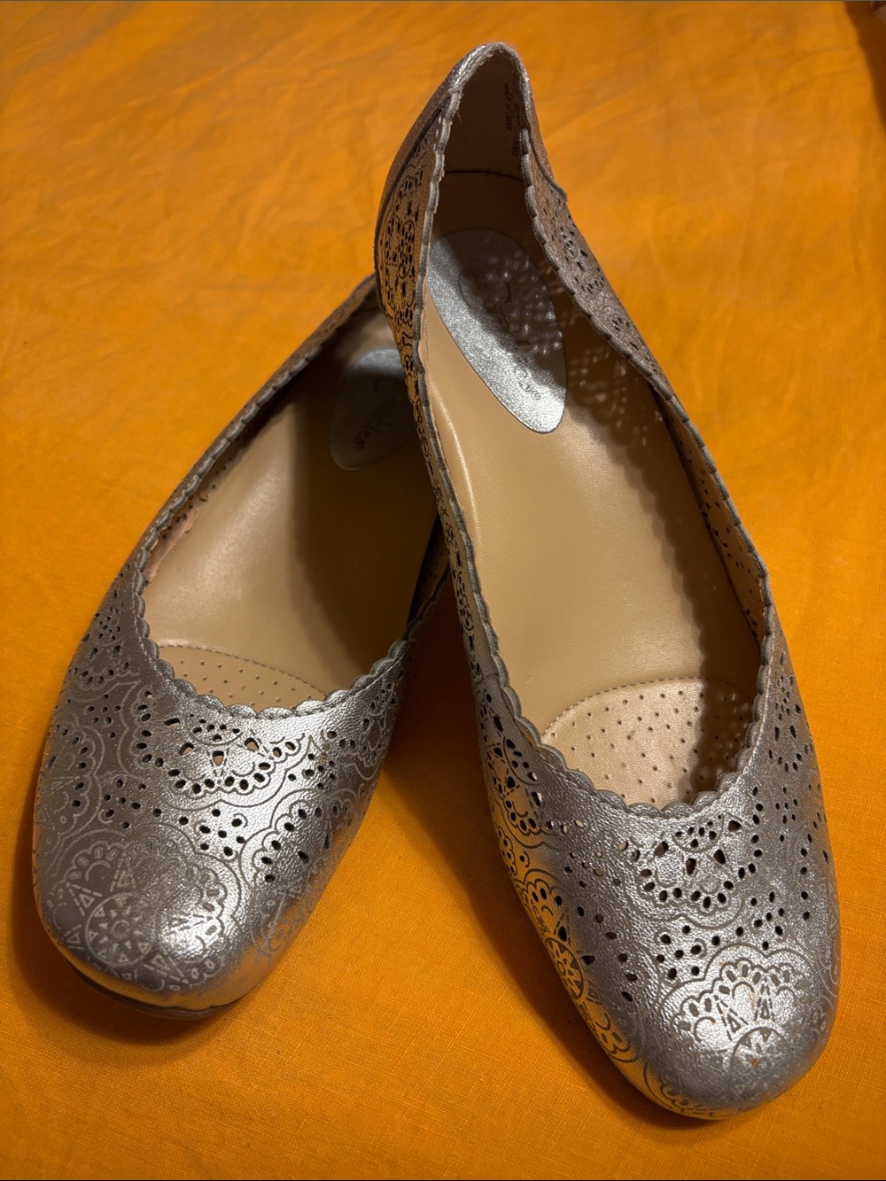 Earthies Women’s Size 11B Silver Leather Laser Cut Ballet Flats Comfort Shoes